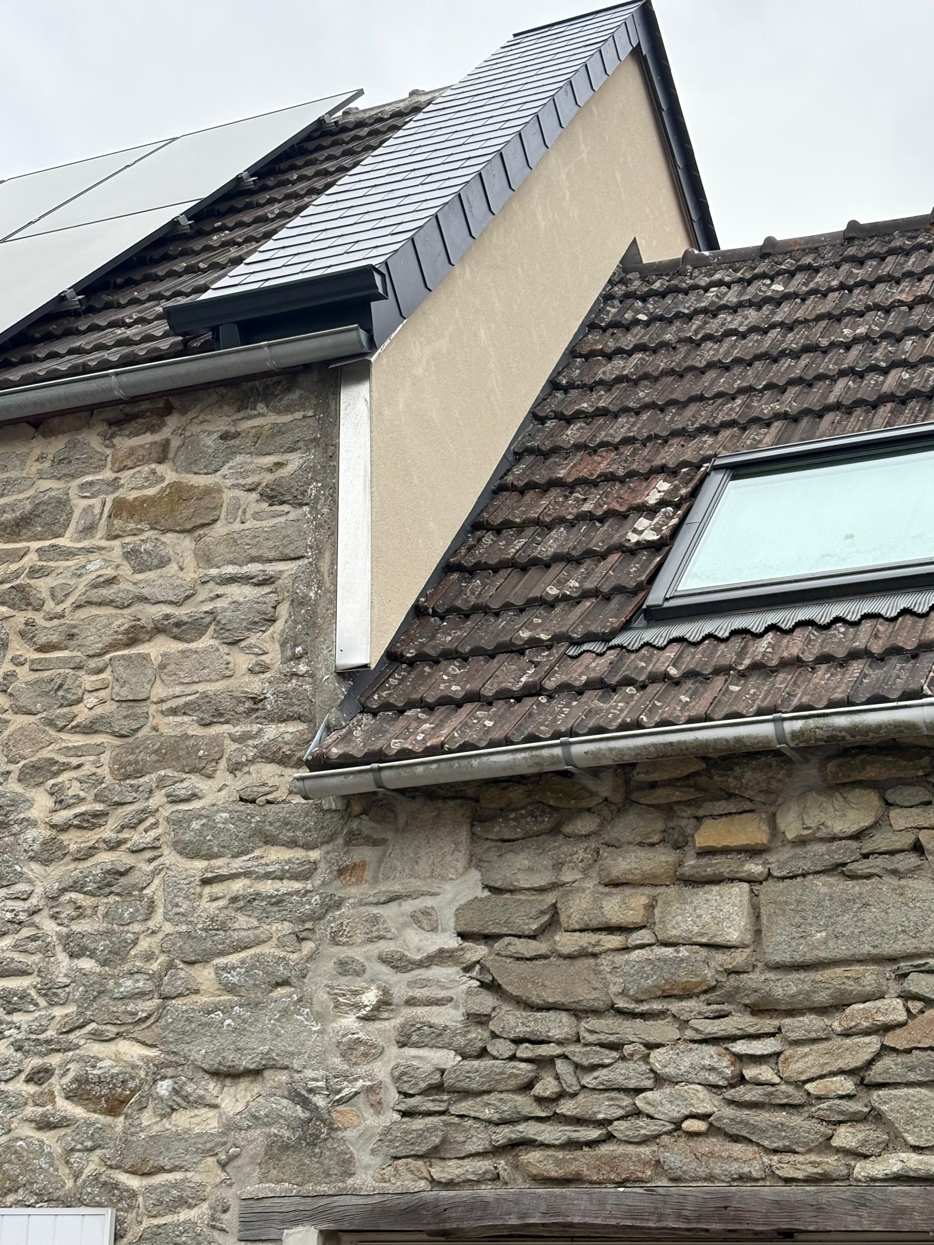 Artisan couvreur au travail